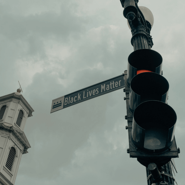 Street sign that says "Black Lives Matter"