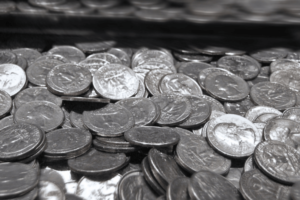 Hundreds of silver US quarter dollars in a pile.
